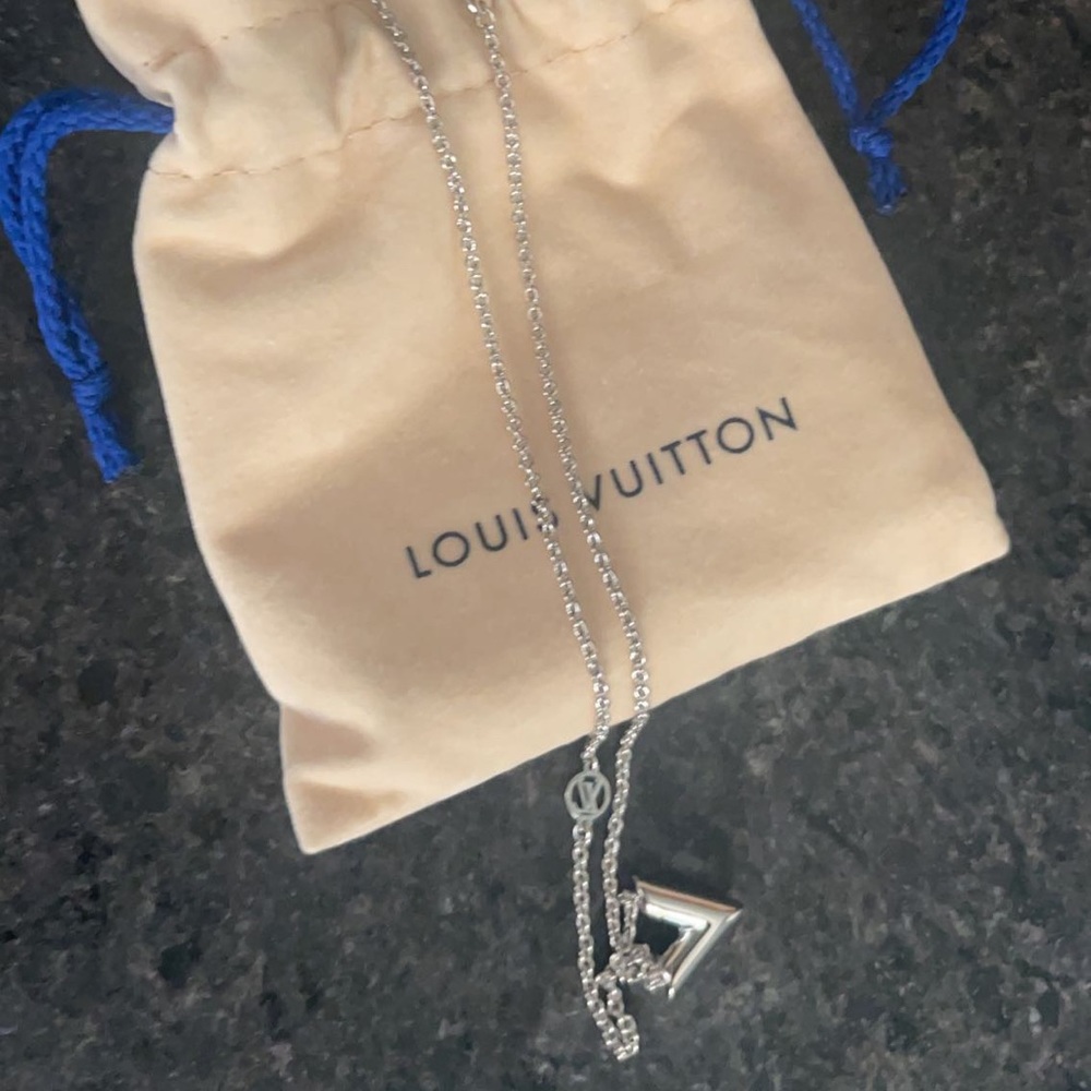 Louis Vuitton essential V necklace